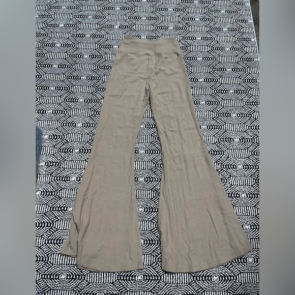 Year Of Ours | Tan Ribbed Flare Yoga Pants Size: Small - Picture 5 of 6